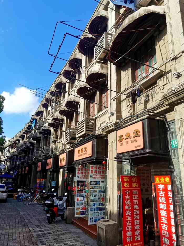 多伦路文化名人街-"逛四川北路的时候发现的,里面很多有特色的.