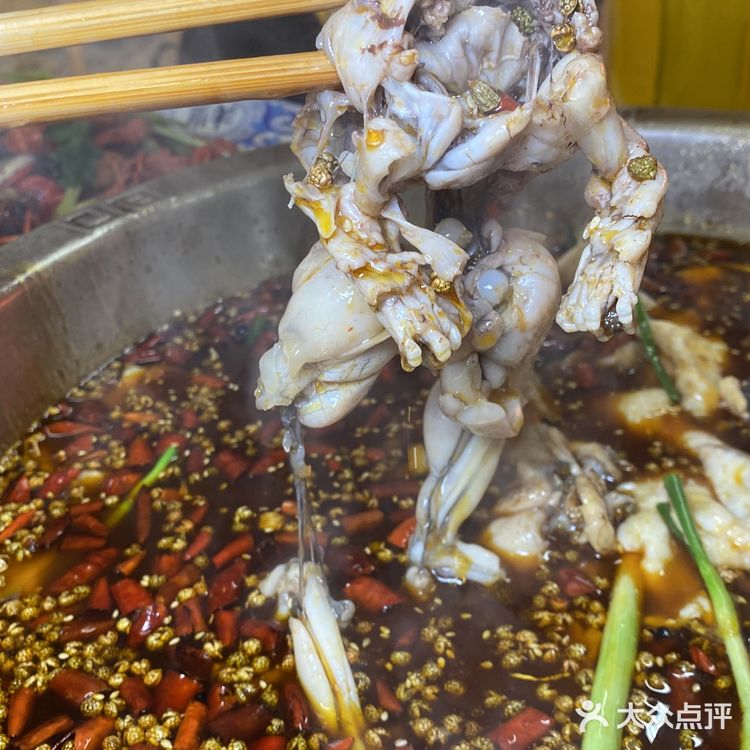 南岸茶园这家市井环境的美蛙鱼名气很大