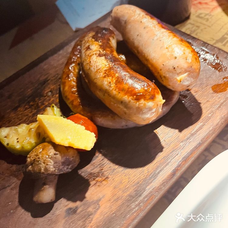 作为本地人第一次登上龙塔，龙塔的夜景还是美的