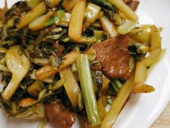 自制酸菜炒牛肉-宏记广东客家菜(丰汇店)