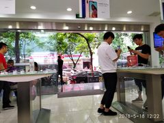 门外是赛格广场，卖手机的。-成都华为终端授权服务中心