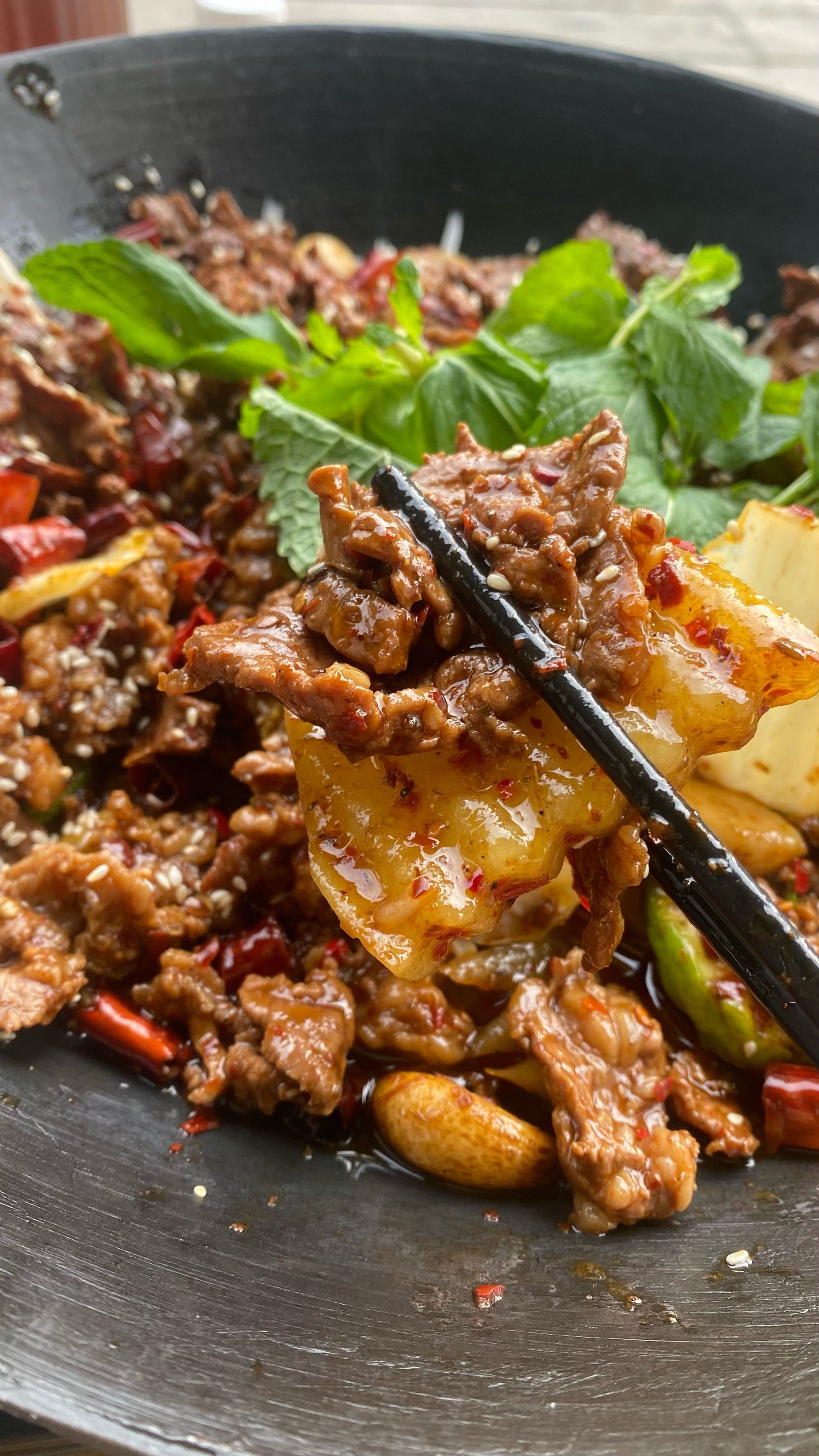 n
点的干锅牛肉套餐,里面配了土豆青笋这些蔬菜!