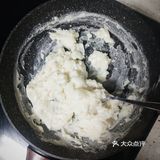 待其冷却后，放入冰箱冷藏三小时；4，将冻住的牛奶条切条