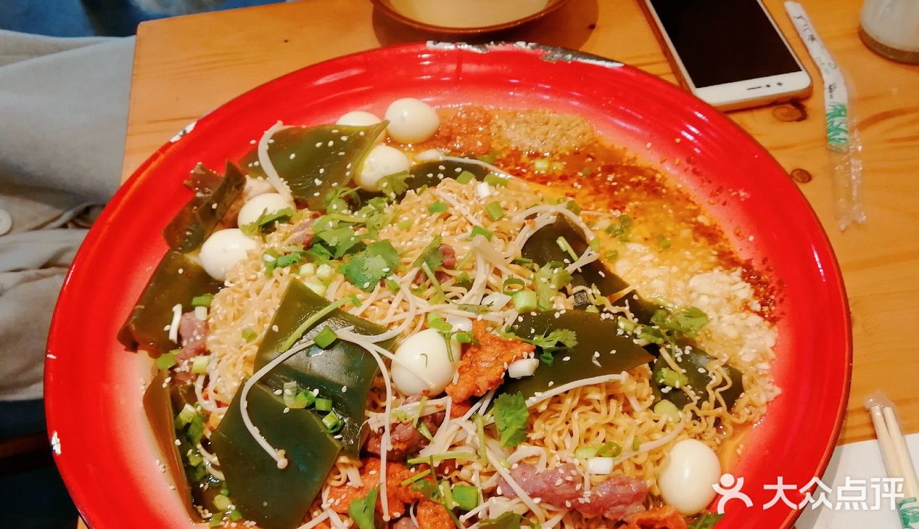 【颜小蛮盘盘麻辣烫】[调皮]用搪瓷盘装的干捞麻辣烫！