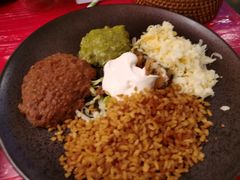 特色卷饼配酱料-Pistolera Mexican Cantina女枪手墨西哥餐厅(碧云路店)