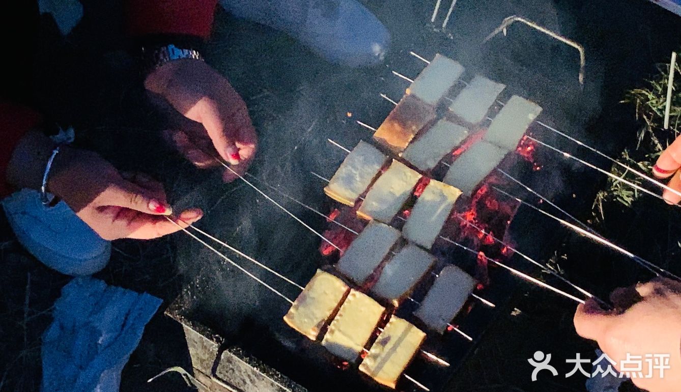 说着要烧烤，就和爸爸他们去山脚下