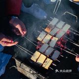 说着要烧烤，就和爸爸他们去山脚下