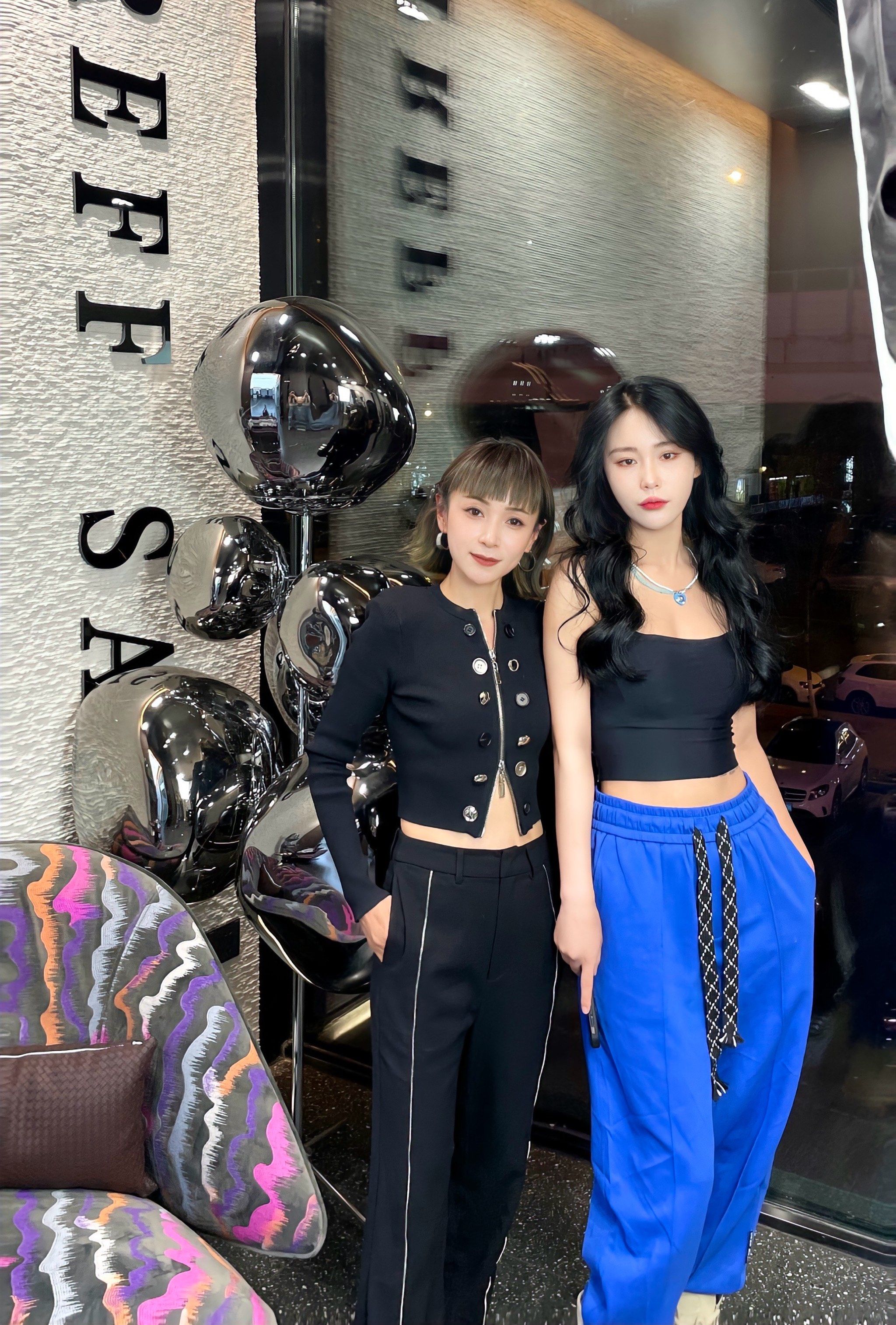 姐妹理发店合照