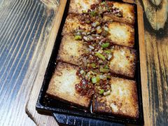 铁板香煎豆腐-花食间餐吧(远大购物中心群力店)