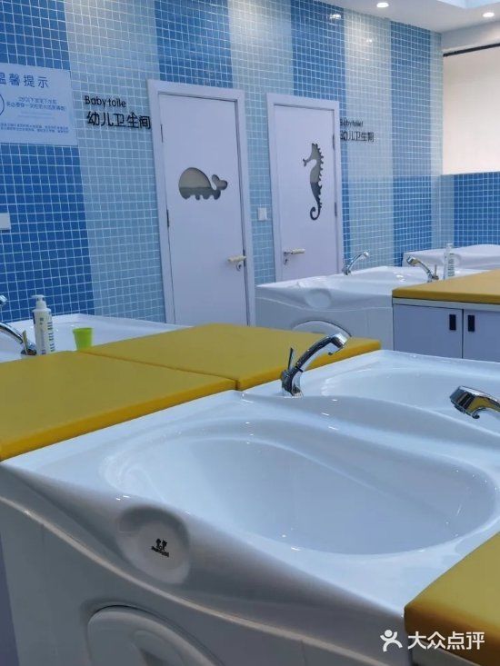 周末遛娃就带他们去游泳吧，强身健体