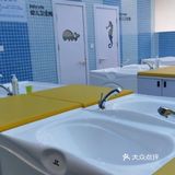 周末遛娃就带他们去游泳吧，强身健体