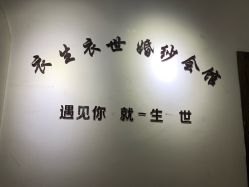 -觅白婚纱礼服馆