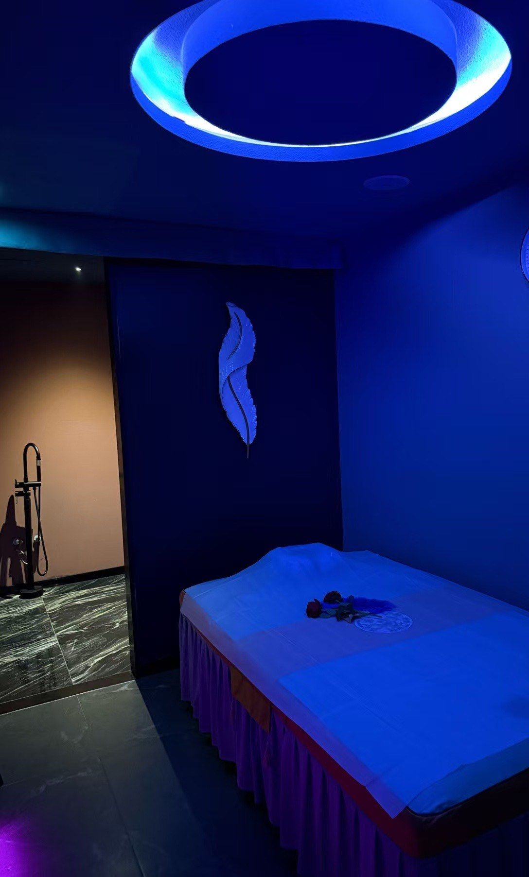 这家按摩店环境雅致,服务周到,按摩师经验