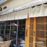 坐在吧台可以看到厨师在火炙烹饪