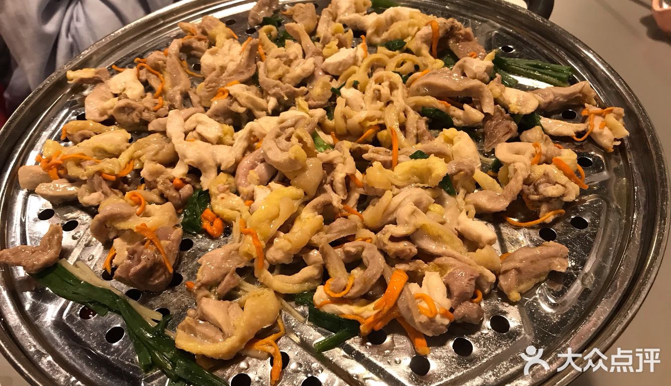 海皇粉丝煲干制的海味跟粉丝炒在一起，非常鲜非常香