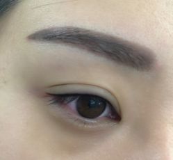 美女刚做粉黛眉和美瞳线-平萍纹绣韩式半永久定妆