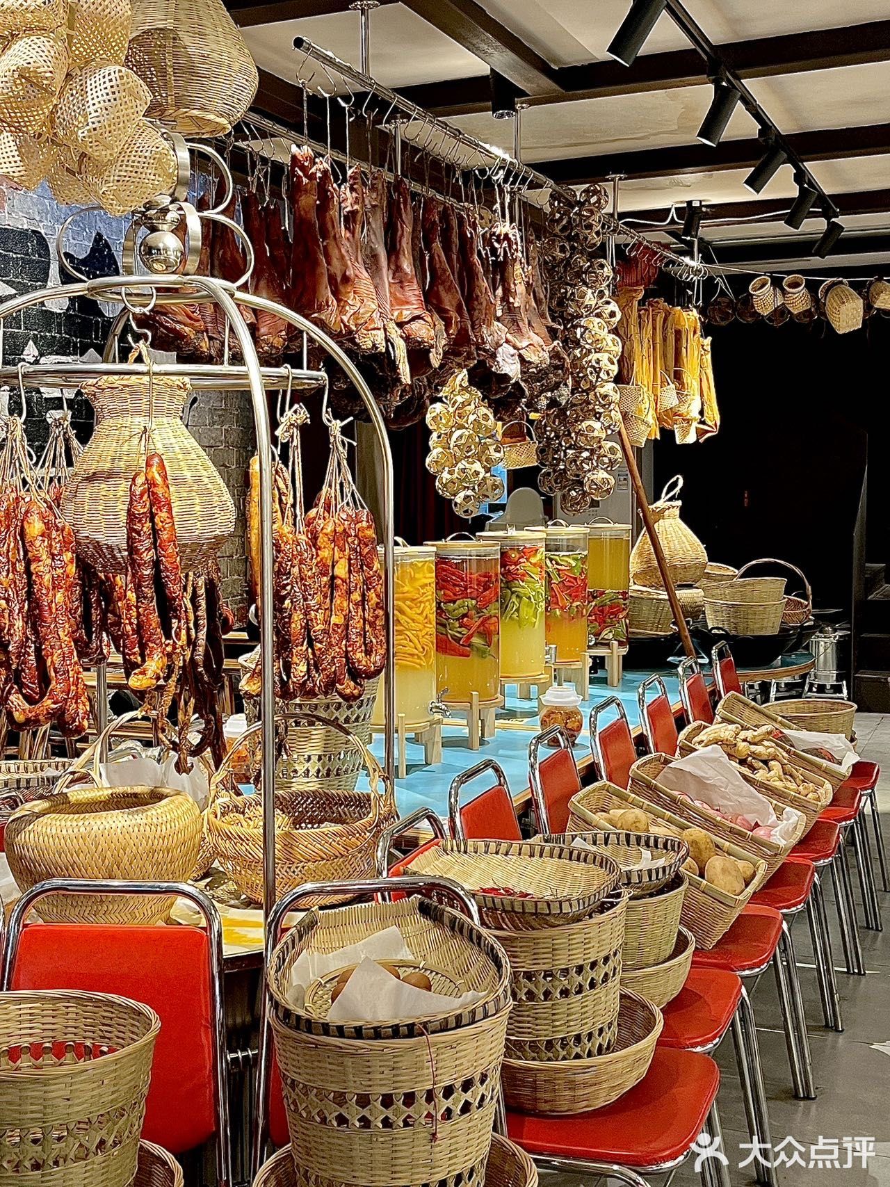 杭州这家店吃饭居然不用桌子，绝了！