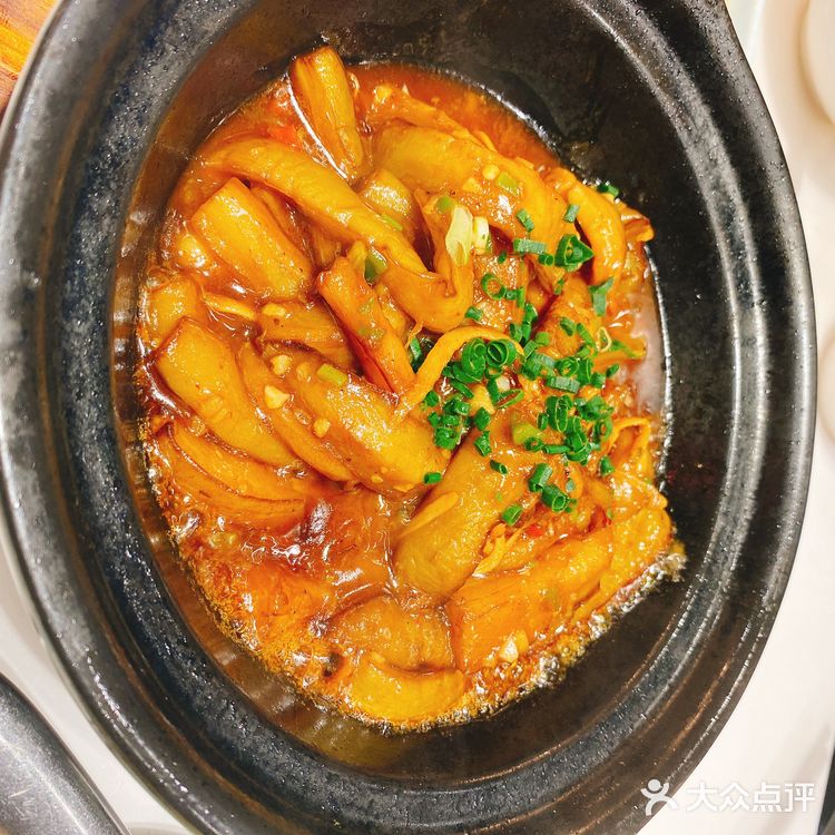 门口的招牌鸭让人非常有食欲，点了鲜肉糯米烧卖