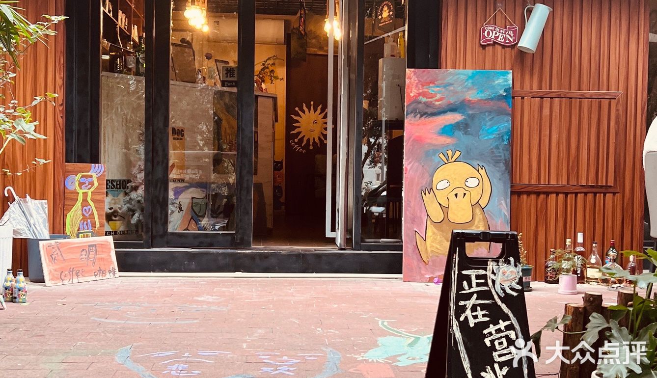 漫步进这家咖啡馆，发现老板的品味贯穿于每一寸空间