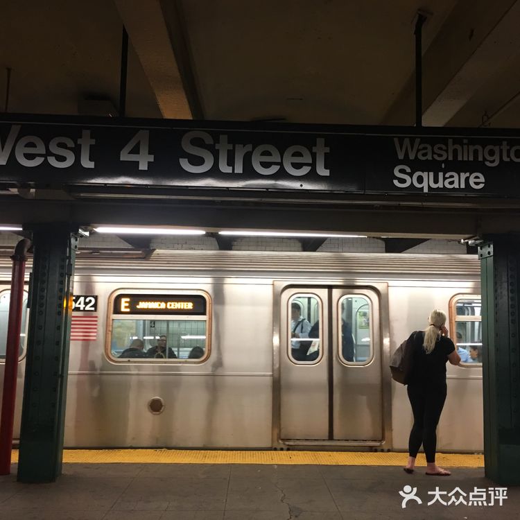 乘车可以选择人工售票或自助售票机买票