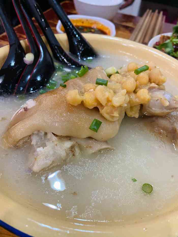 胡记蹄花汤-"位于四川美术学院黄桷坪校区附近,打卡的人.