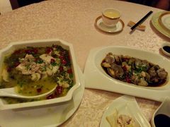 酸菜鱼和花蛤。花蛤味道不错，但是个人感觉太嫩了，喜欢更熟一点的，老公觉得正好。酸菜鱼有点辣，都是老公吃的-大榭国际大酒店-中餐厅