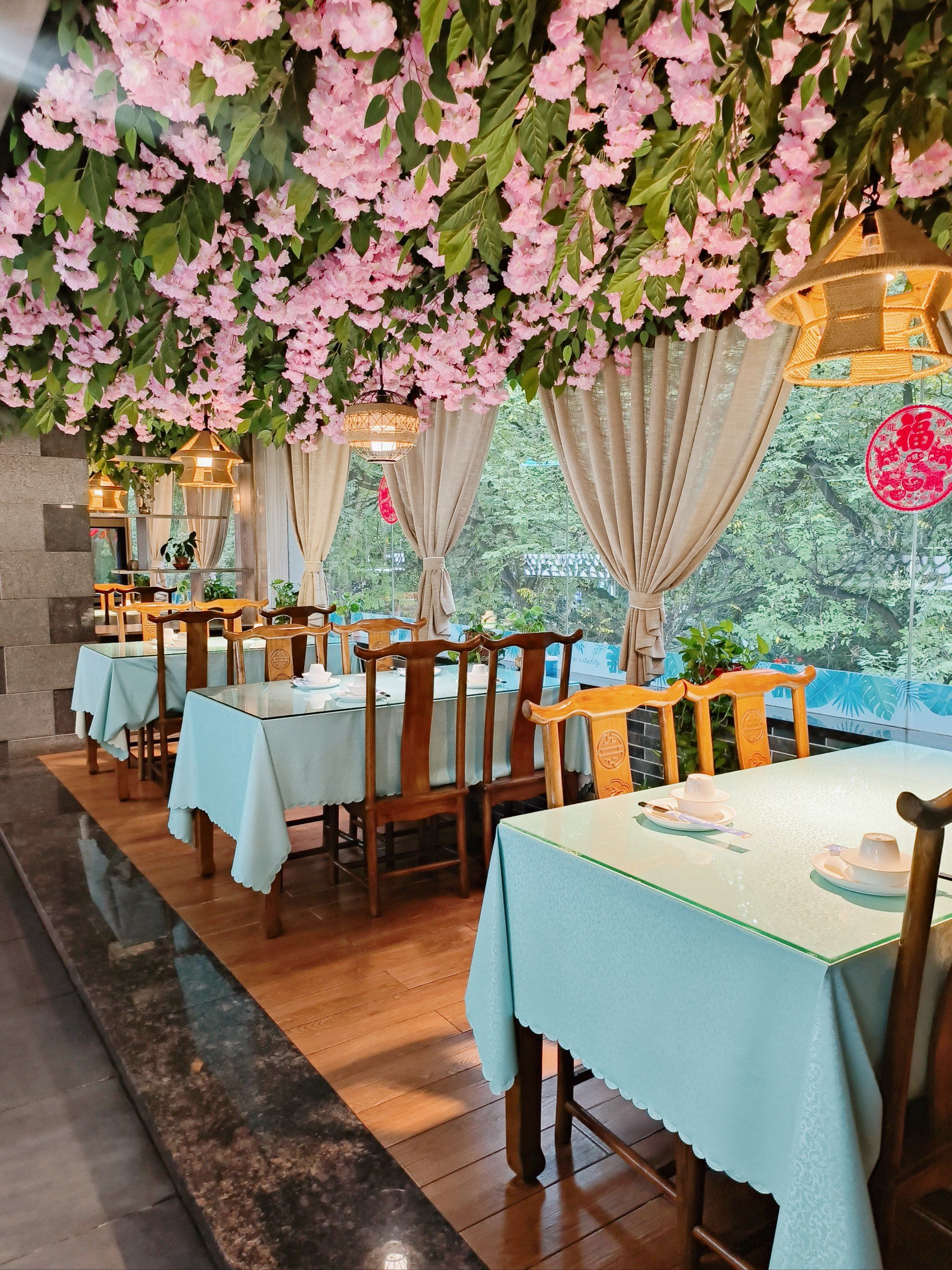 落座有免费的小吃 服务都很好
酸辣手