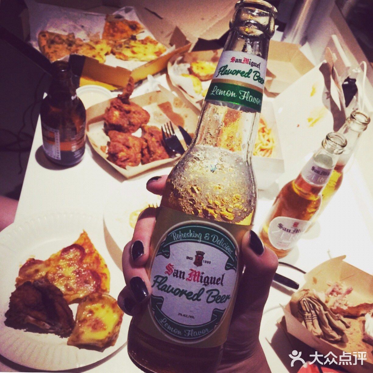 以前是下了飞机坐一个多小时的大巴 再换二十分钟的轮船