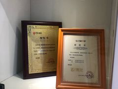 -提一眼镜·蔡司·依视路(小寨店)