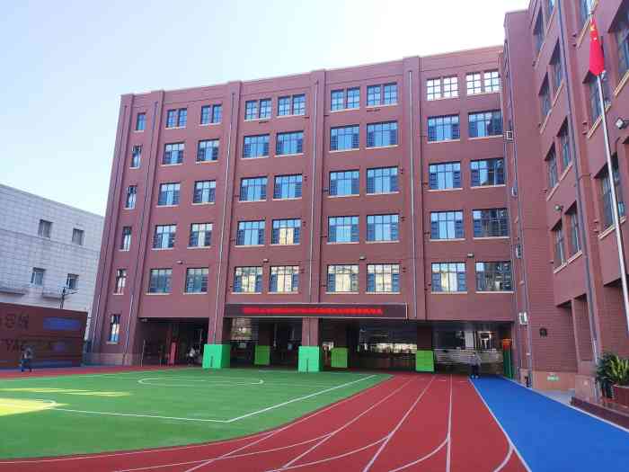 耀华小学-"一年级在以前的昆鹏校区,环境很好,操场也.