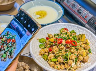 华侨城东方里有家人气特别旺的烧烤店， 号称一家店撑起