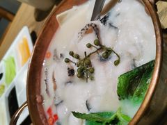 酸汤嫩滑鱼片-小大董·烤鸭(凤凰汇店)