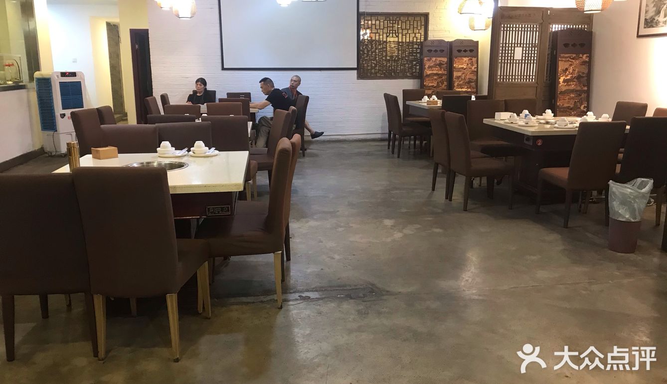 本店主要以鱼为主，味道还好和其它店比要温和点