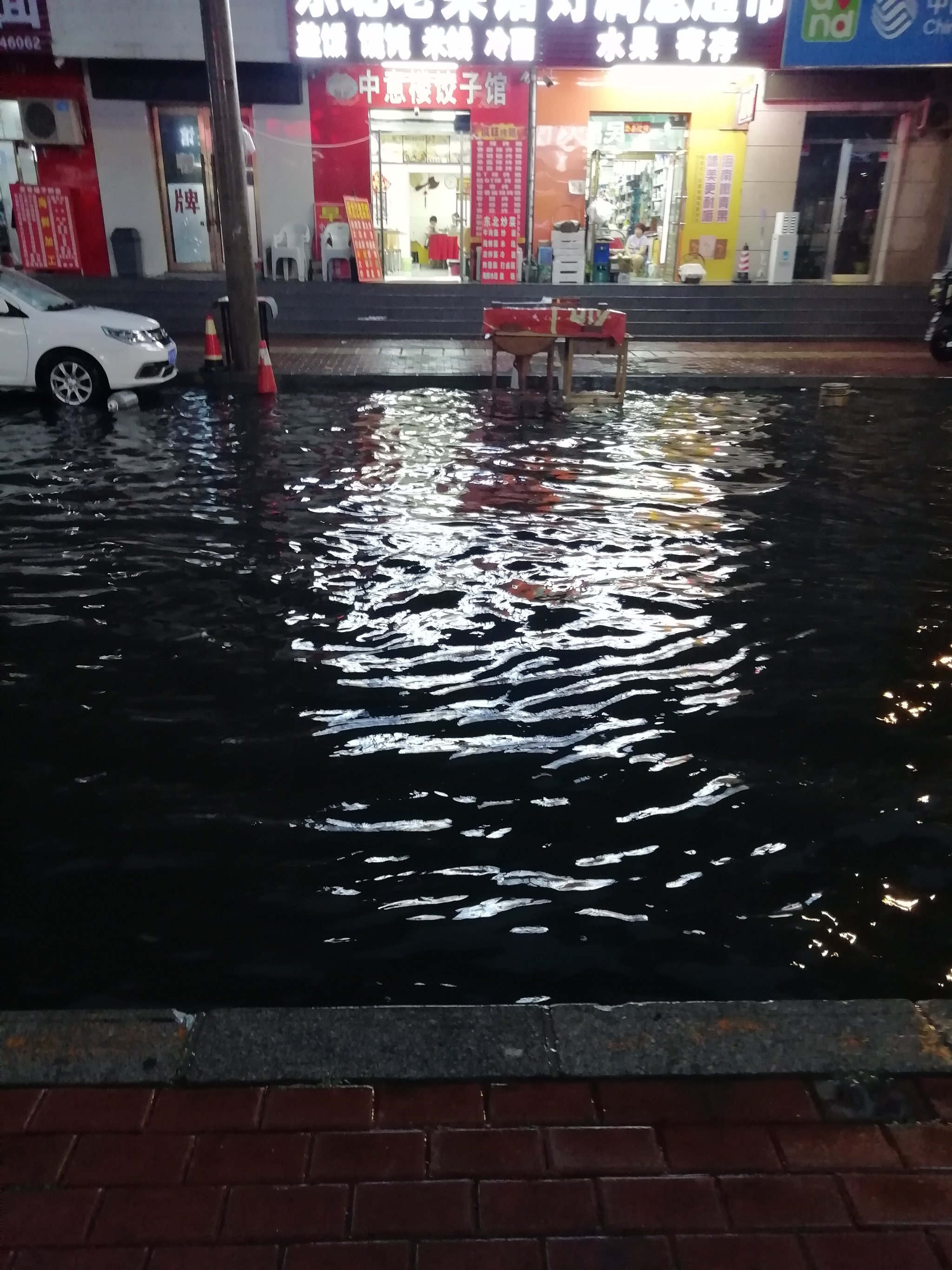 马路上下雨的真实照片图片