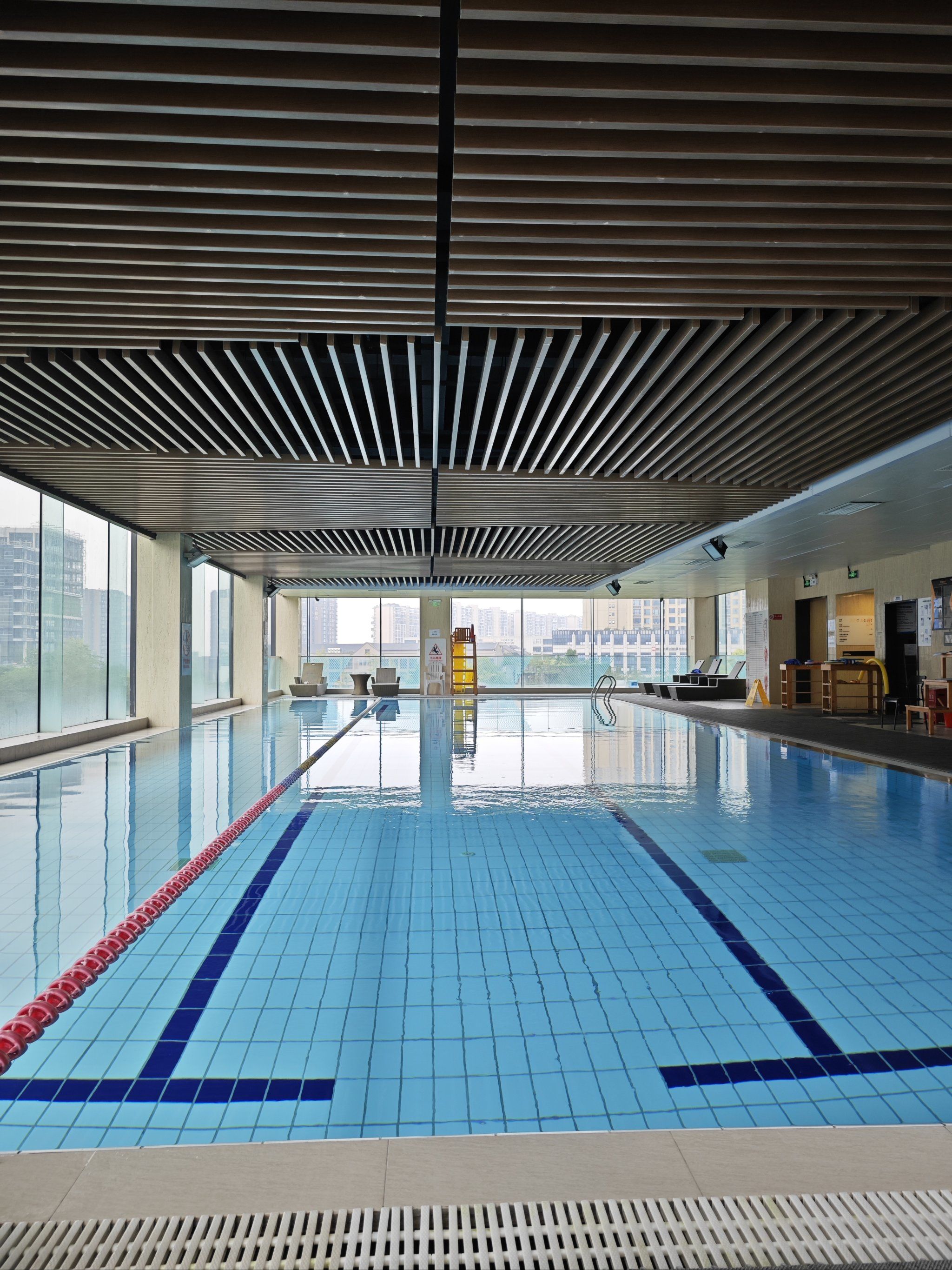 室内泳池享受