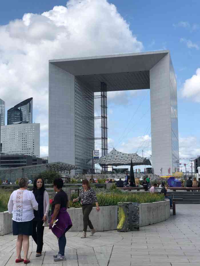 拉德芳斯凯旋门-"整个新凯旋门就是一个挖空的正方体,像央视.