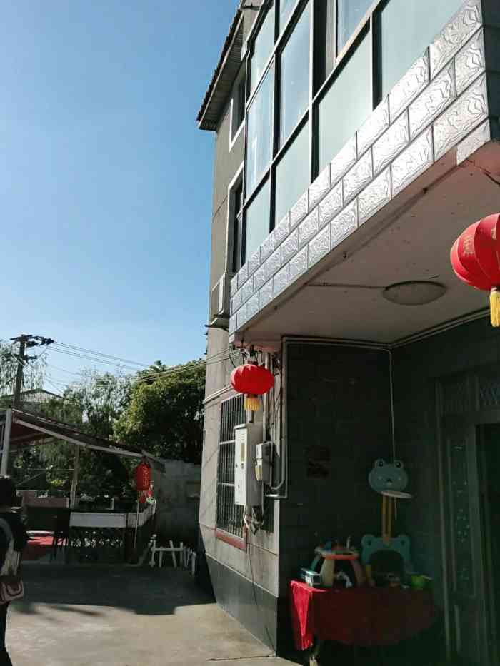 南汇书院荣华农家乐"给个中肯的评价,只能说不难吃,就是很普通.