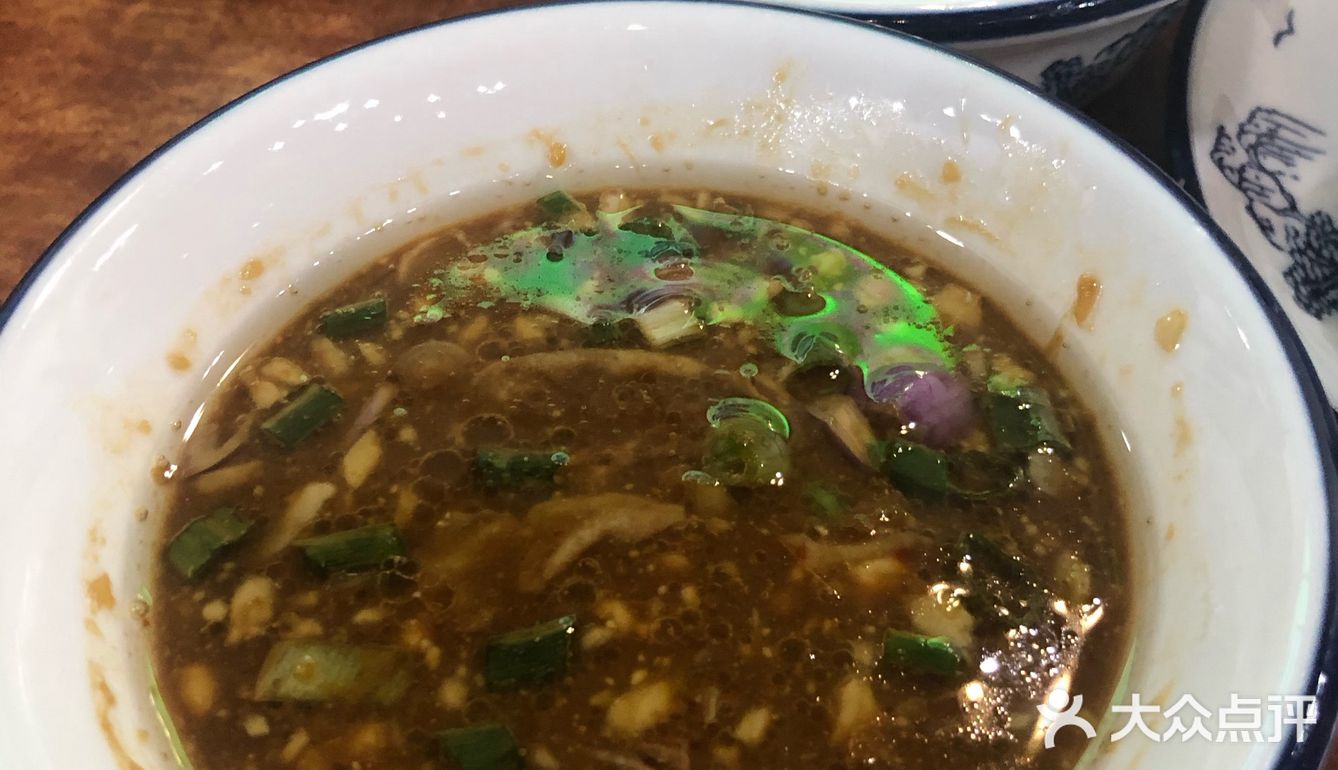 朋友过生日大家集合一起吃鸡