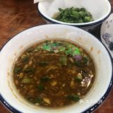朋友过生日大家集合一起吃鸡