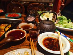 -老牌坊云南鱼豆花火锅(爱建店)