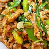 蒜苗炒肉丝,好吃很下饭!