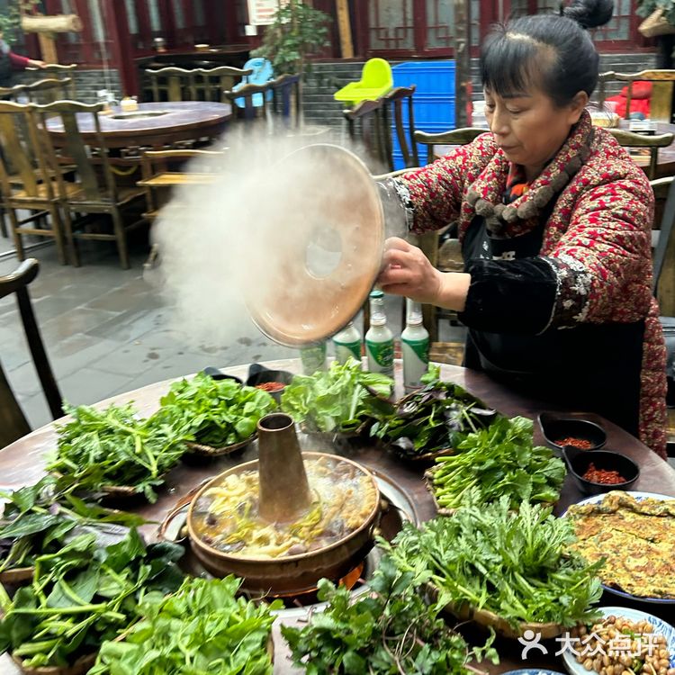 不愧是散养的跑山鸡味道就是好吃，鸡肉还是被烟熏过的