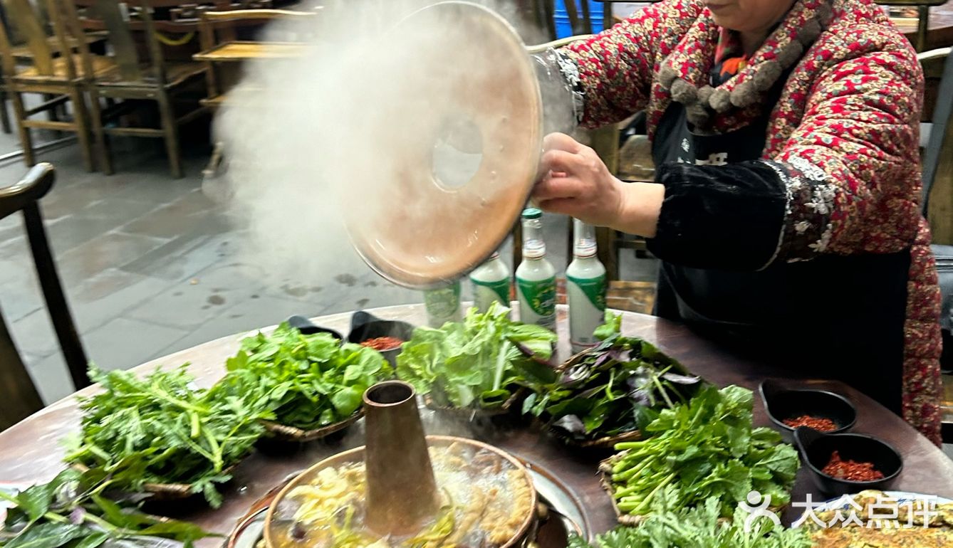 不愧是散养的跑山鸡味道就是好吃，鸡肉还是被烟熏过的