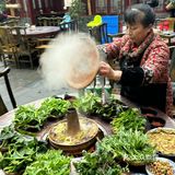 不愧是散养的跑山鸡味道就是好吃，鸡肉还是被烟熏过的