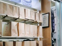 -爱革·奢品·鞋包·衣物·家居(金桥国际商业广场店)