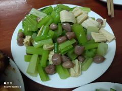 芹菜花生米-宝瑞门钉肉饼店