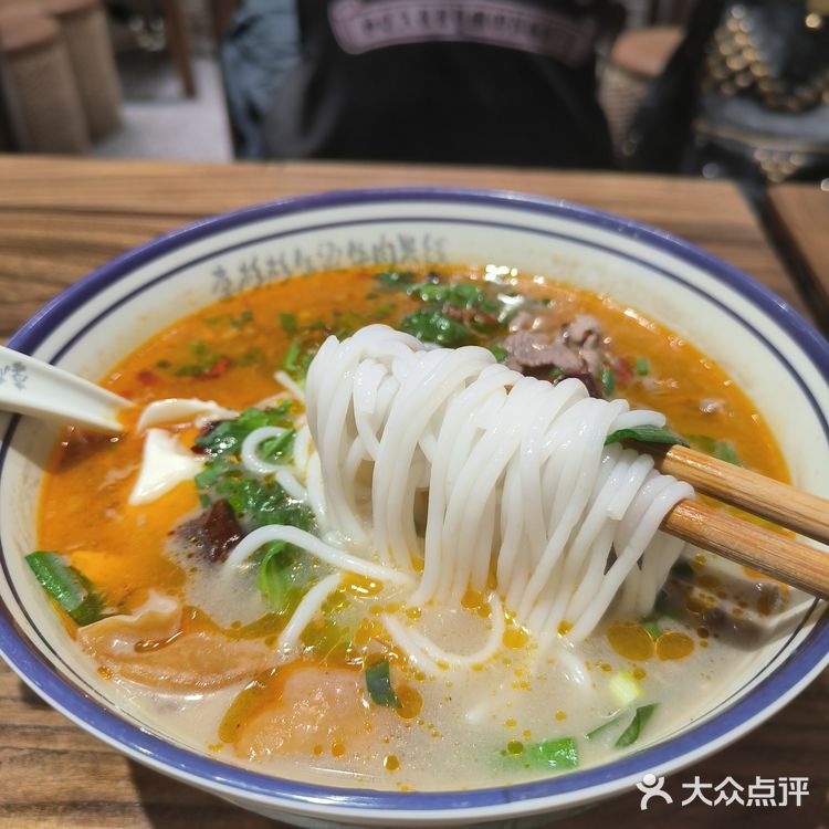 光谷小吃街的生烫米线太绝了[色]