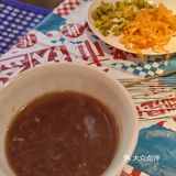米线就着烤串，美滋滋