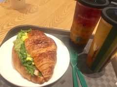 鸡蛋鸡肉可颂-星巴克臻选(莘庄仲盛店)