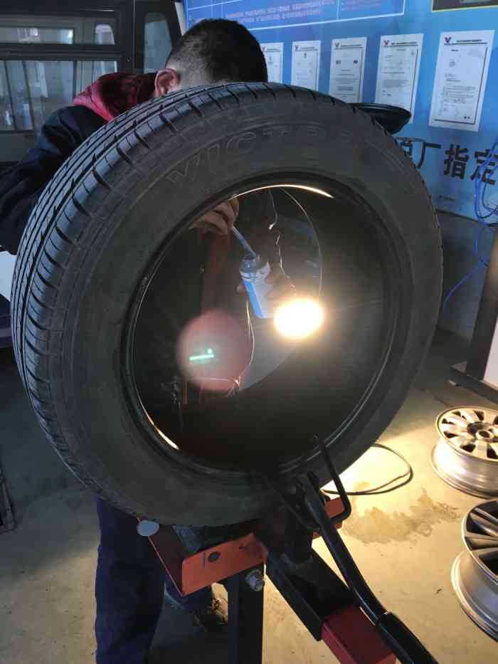 打分 过来补胎,师傅工作挺认真负责.